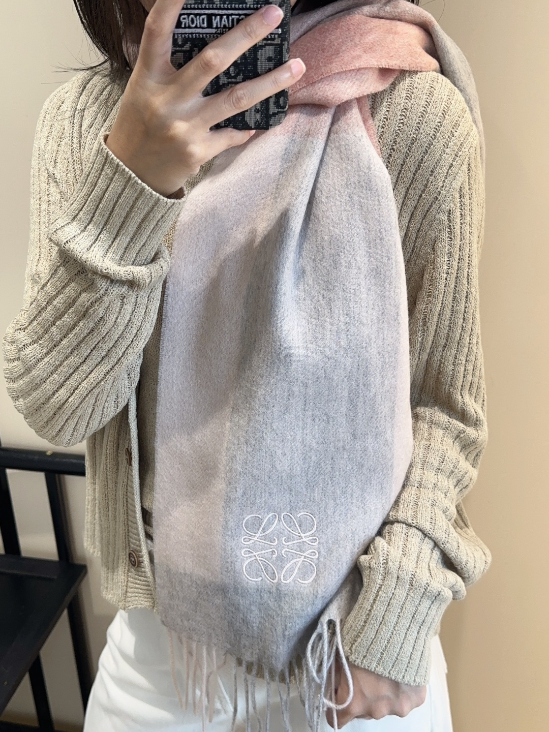 【▪Loewe · 罗意威难得一见的温柔配色，低调又不失优雅❗】重点推荐❗双面配色，一条围巾两种风格搭配