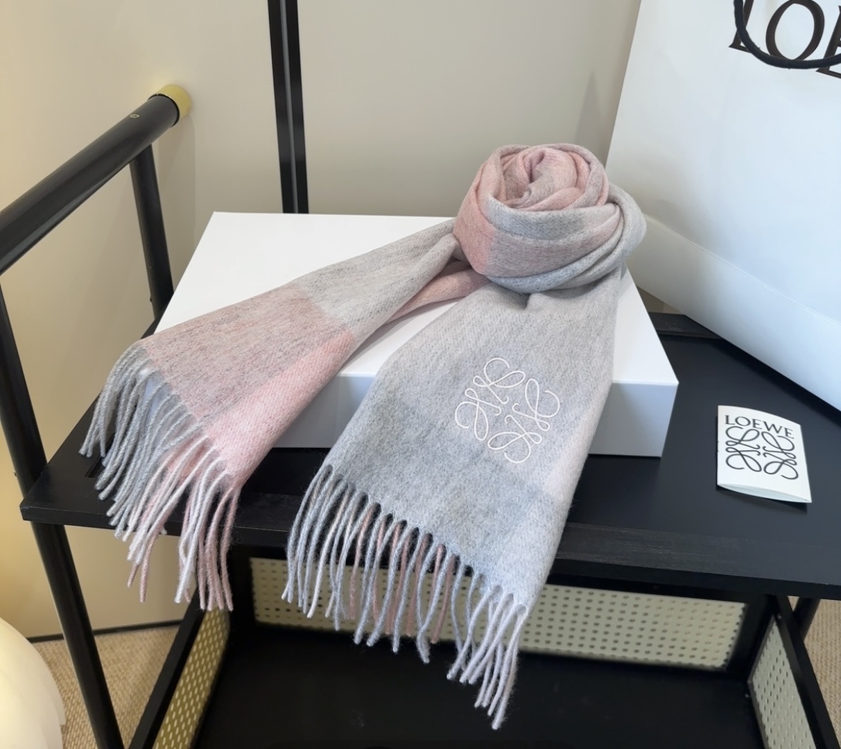 【▪Loewe · 罗意威难得一见的温柔配色，低调又不失优雅❗】重点推荐❗双面配色，一条围巾两种风格搭配