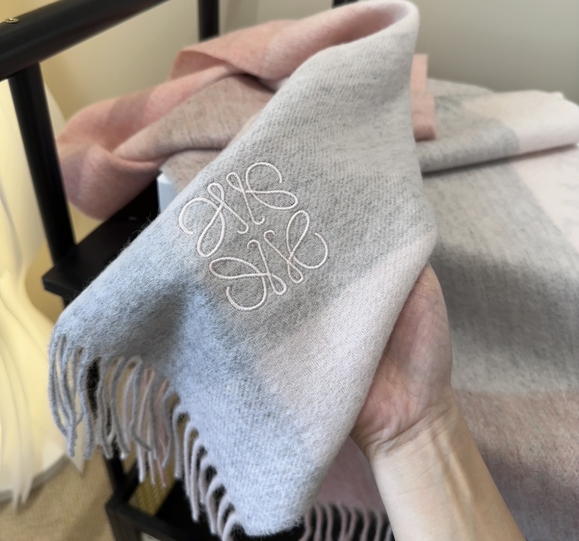 【▪Loewe · 罗意威难得一见的温柔配色，低调又不失优雅❗】重点推荐❗双面配色，一条围巾两种风格搭配