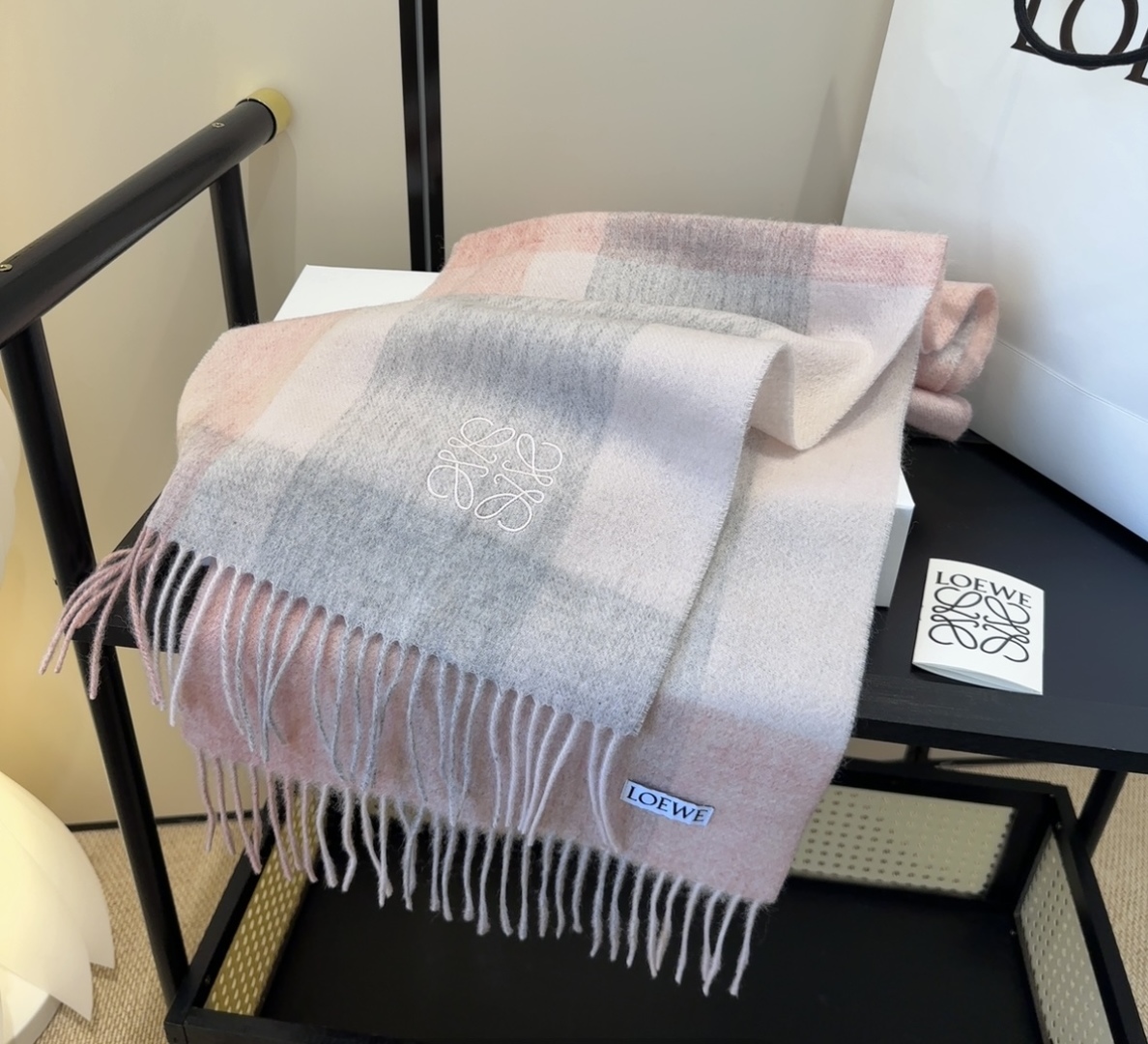【▪Loewe · 罗意威难得一见的温柔配色，低调又不失优雅❗】重点推荐❗双面配色，一条围巾两种风格搭配