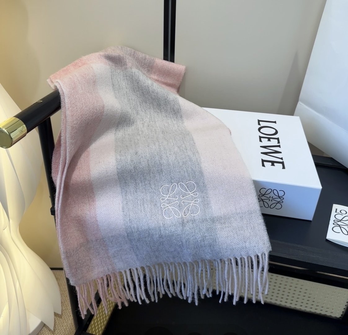 【▪Loewe · 罗意威难得一见的温柔配色，低调又不失优雅❗】重点推荐❗双面配色，一条围巾两种风格搭配