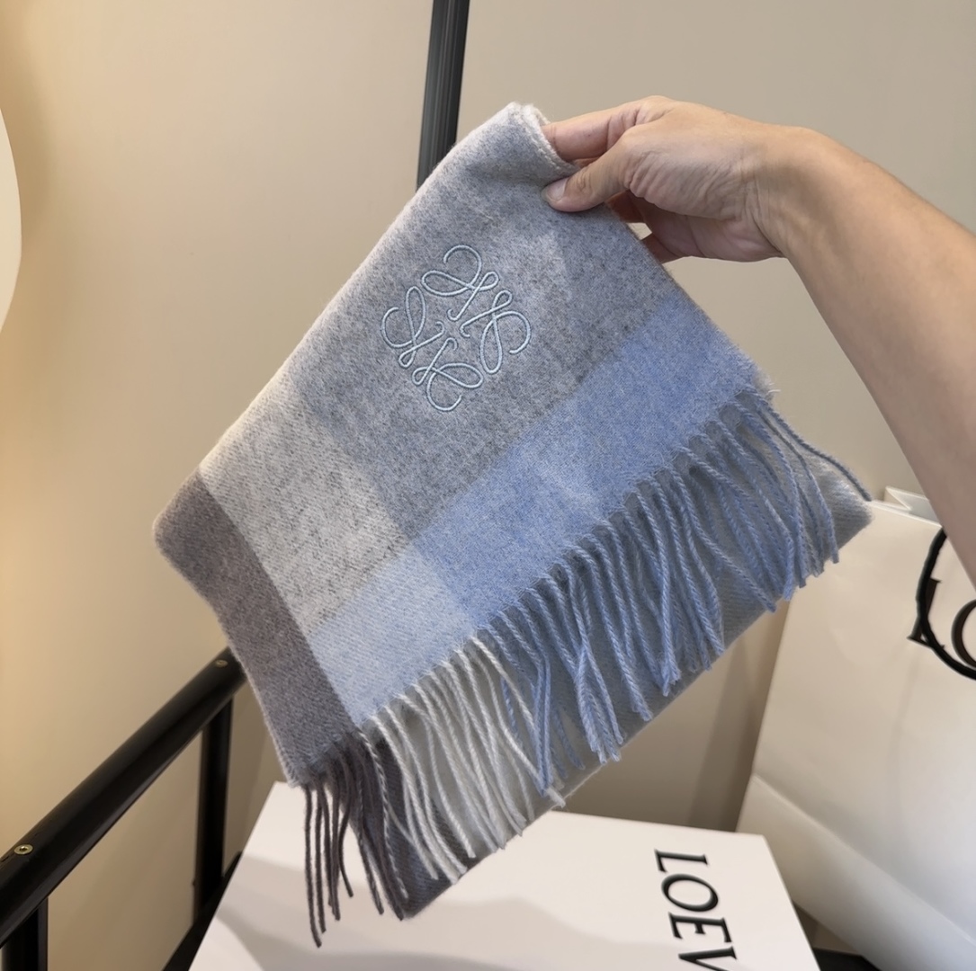 【▪Loewe · 罗意威难得一见的温柔配色，低调又不失优雅❗】重点推荐❗双面配色，一条围巾两种风格搭配