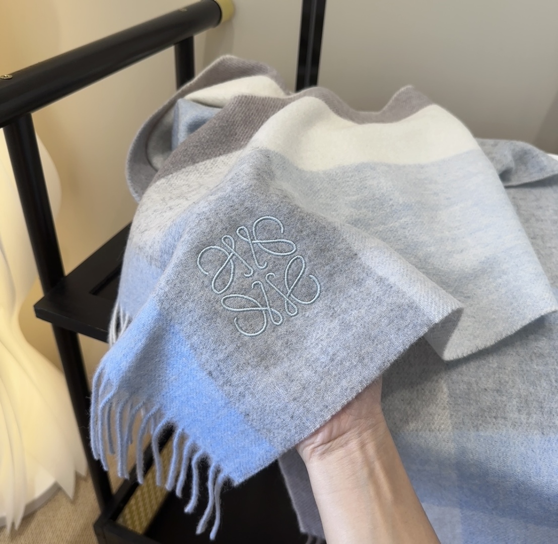 【▪Loewe · 罗意威难得一见的温柔配色，低调又不失优雅❗】重点推荐❗双面配色，一条围巾两种风格搭配