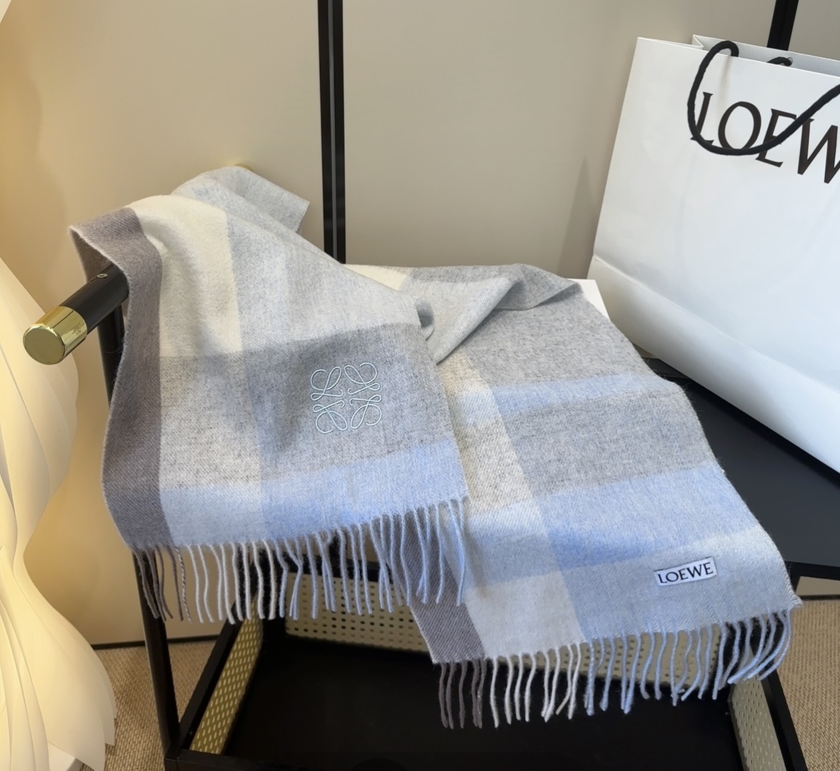 【▪Loewe · 罗意威难得一见的温柔配色，低调又不失优雅❗】重点推荐❗双面配色，一条围巾两种风格搭配