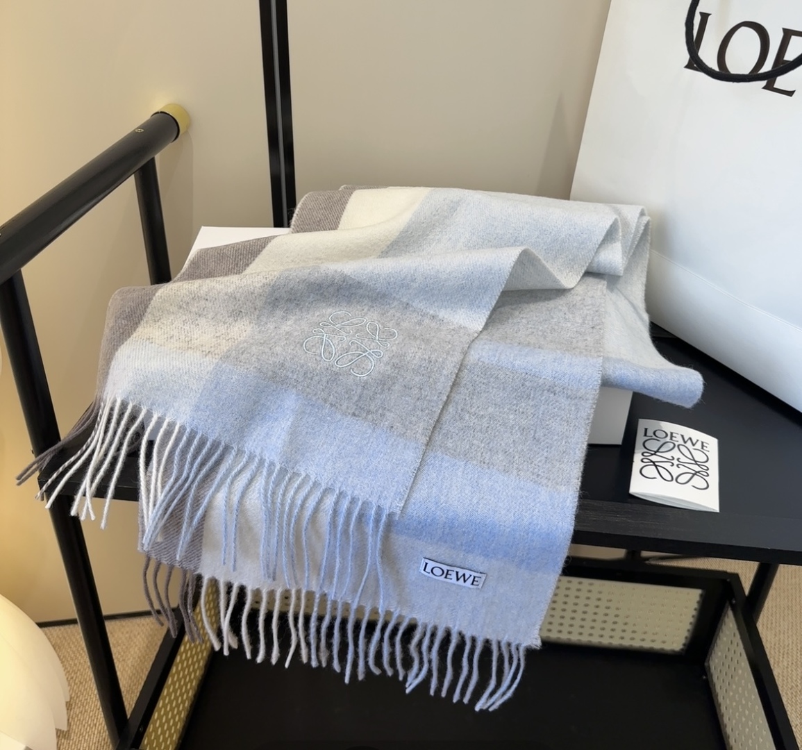 【▪Loewe · 罗意威难得一见的温柔配色，低调又不失优雅❗】重点推荐❗双面配色，一条围巾两种风格搭配