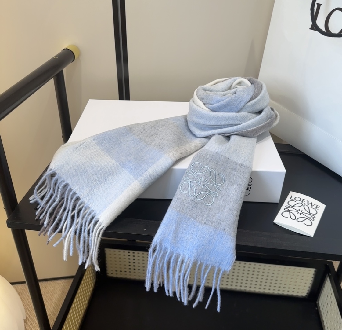 【▪Loewe · 罗意威难得一见的温柔配色，低调又不失优雅❗】重点推荐❗双面配色，一条围巾两种风格搭配