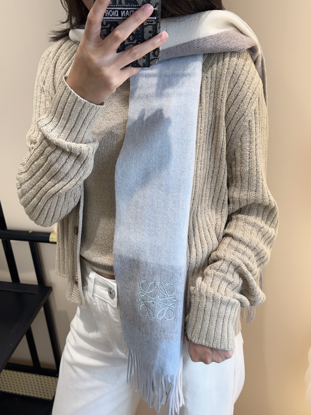 【▪Loewe · 罗意威难得一见的温柔配色，低调又不失优雅❗】重点推荐❗双面配色，一条围巾两种风格搭配