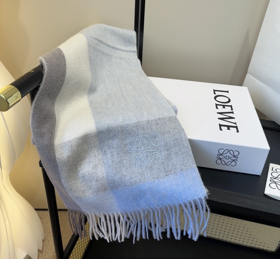 【▪Loewe · 罗意威难得一见的温柔配色，低调又不失优雅❗】重点推荐❗双面配色，一条围巾两种风格搭配