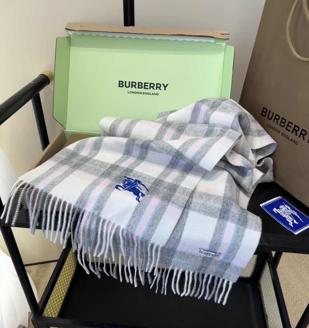 Burberry · 巴宝莉围巾❗️好看的要疯掉了，太有型太有魅力了❗️❗️非常斯文时尚的秋冬单品！真的