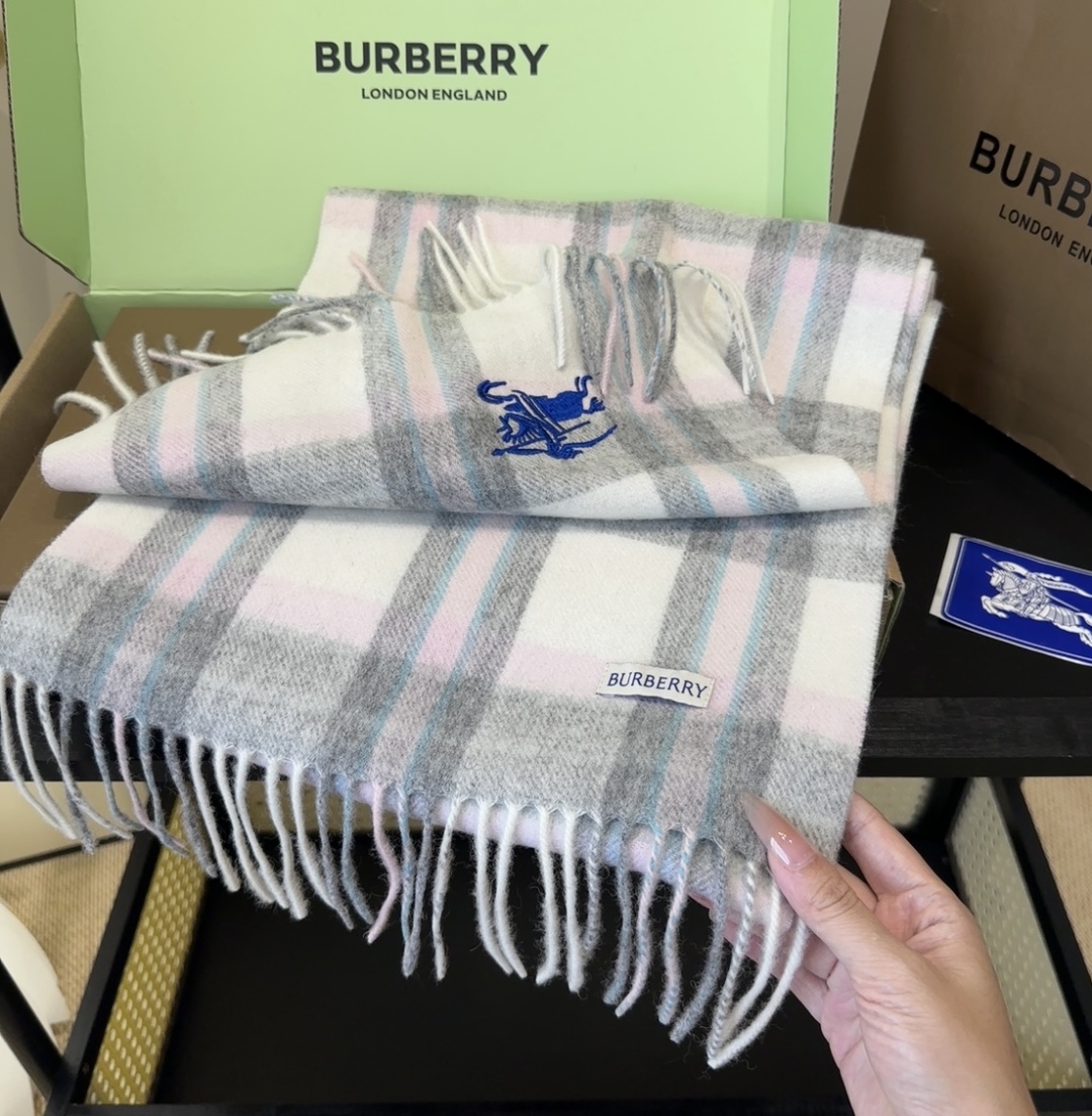 Burberry · 巴宝莉围巾❗️好看的要疯掉了，太有型太有魅力了❗️❗️非常斯文时尚的秋冬单品！真的