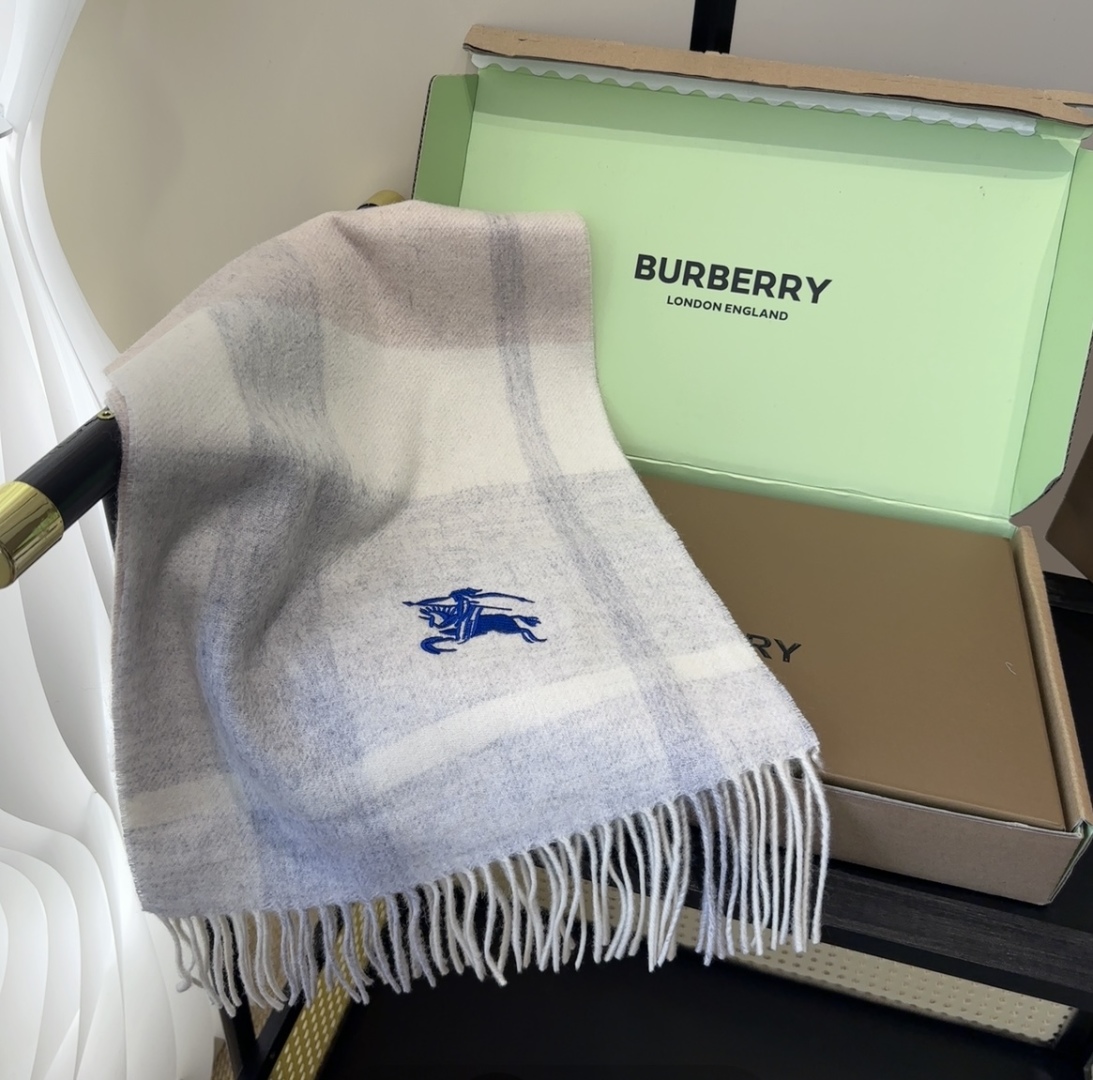 Burberry · 巴宝莉围巾❗️好看的要疯掉了，太有型太有魅力了❗️❗️非常斯文时尚的秋冬单品！真的
