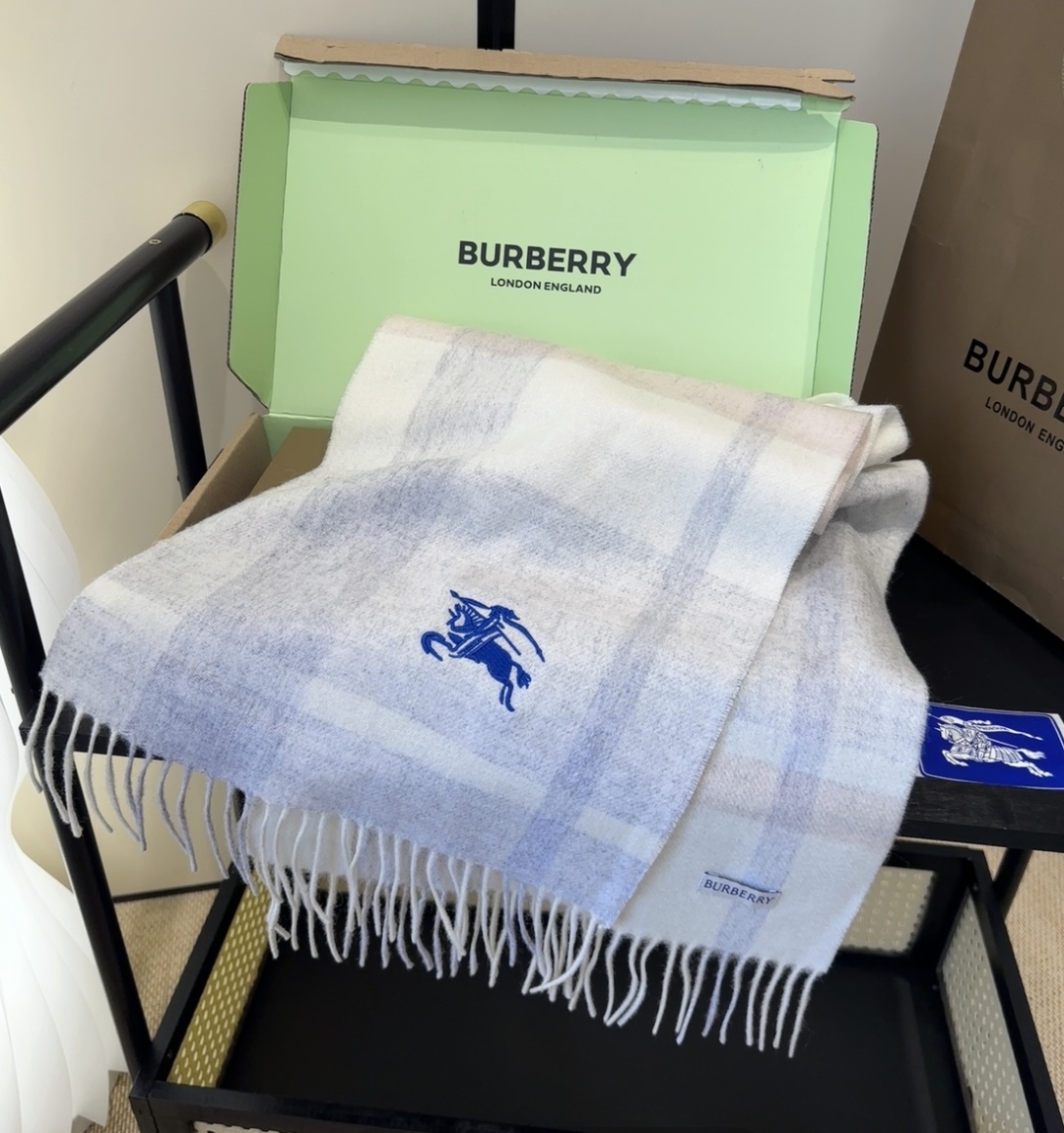Burberry · 巴宝莉围巾❗️好看的要疯掉了，太有型太有魅力了❗️❗️非常斯文时尚的秋冬单品！真的