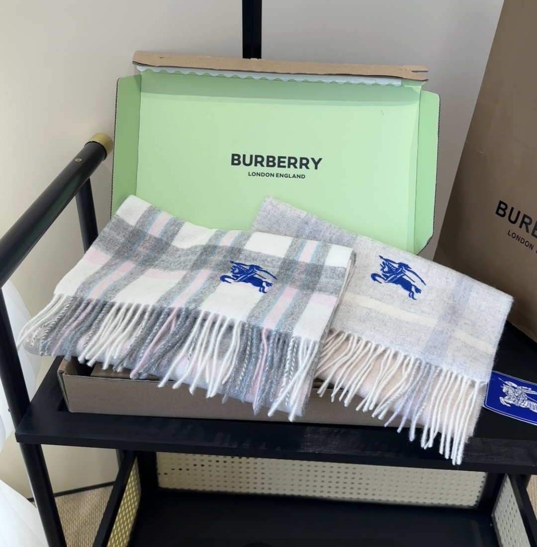 Burberry · 巴宝莉围巾❗️好看的要疯掉了，太有型太有魅力了❗️❗️非常斯文时尚的秋冬单品！真的