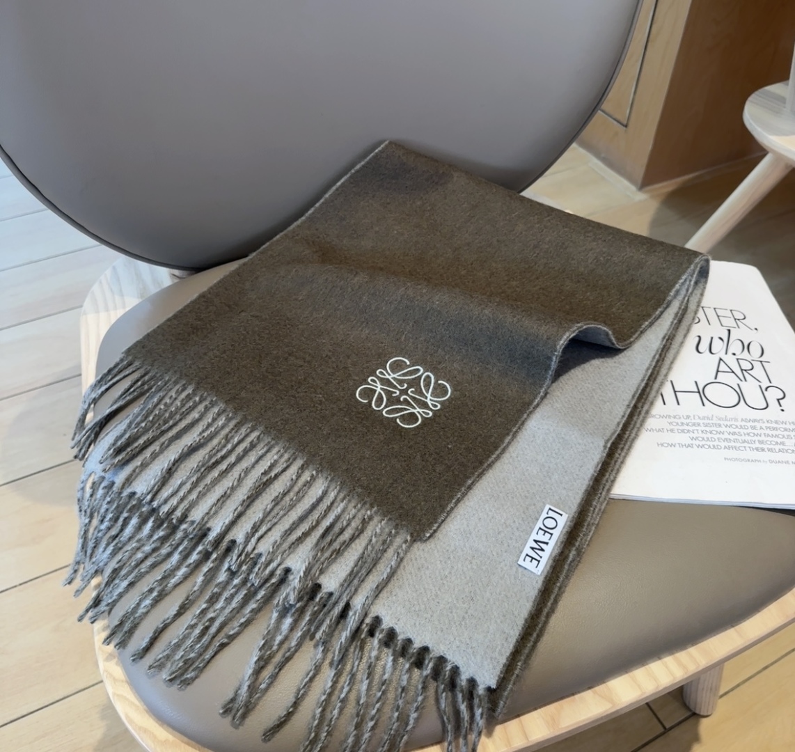 【▪Loewe · 罗意威难得一见的温柔配色，低调又不失优雅❗】重点推荐❗双面配色，一条围巾两种风格搭配