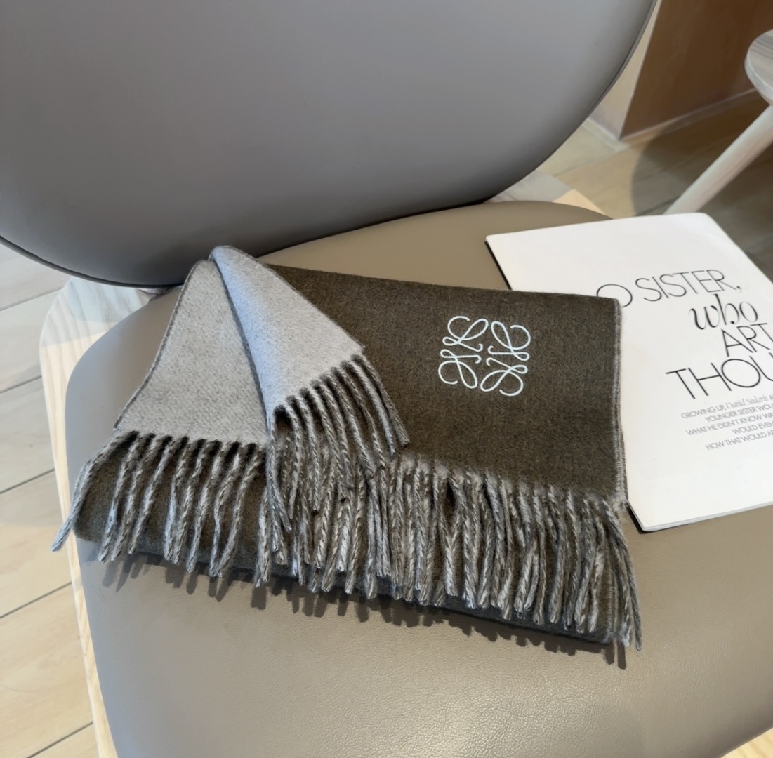 【▪Loewe · 罗意威难得一见的温柔配色，低调又不失优雅❗】重点推荐❗双面配色，一条围巾两种风格搭配