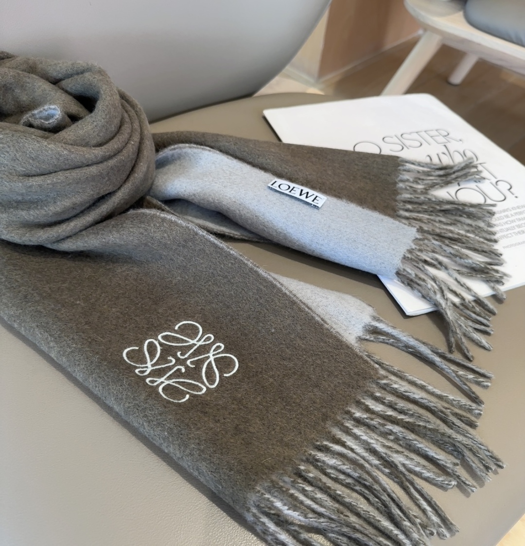 【▪Loewe · 罗意威难得一见的温柔配色，低调又不失优雅❗】重点推荐❗双面配色，一条围巾两种风格搭配