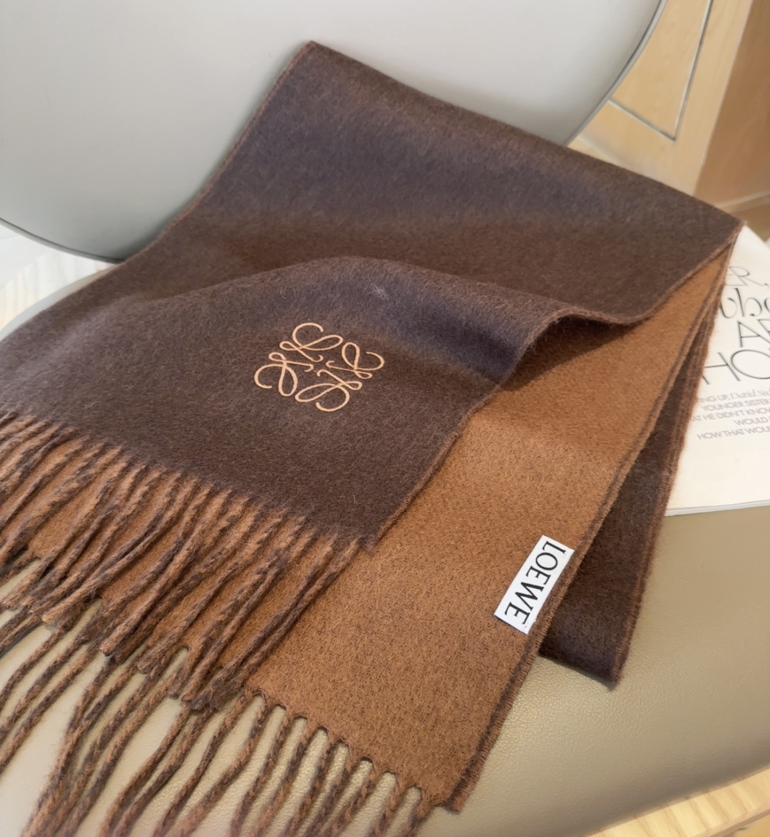 【▪Loewe · 罗意威难得一见的温柔配色，低调又不失优雅❗】重点推荐❗双面配色，一条围巾两种风格搭配