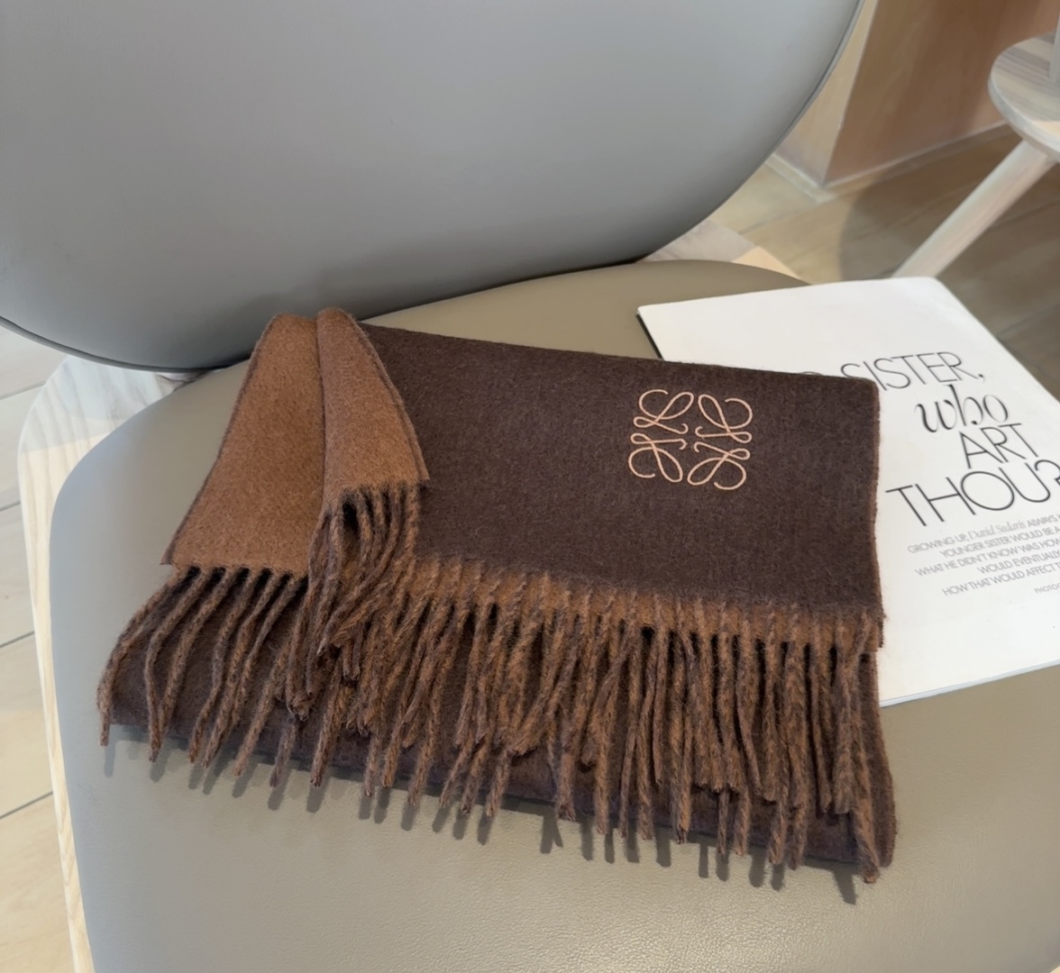 【▪Loewe · 罗意威难得一见的温柔配色，低调又不失优雅❗】重点推荐❗双面配色，一条围巾两种风格搭配