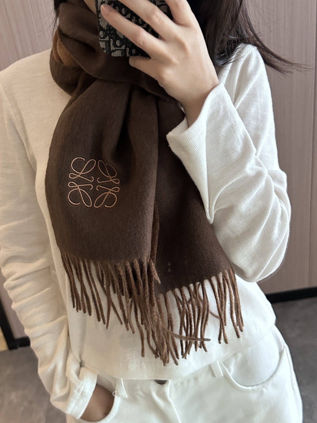 【▪Loewe · 罗意威难得一见的温柔配色，低调又不失优雅❗】重点推荐❗双面配色，一条围巾两种风格搭配