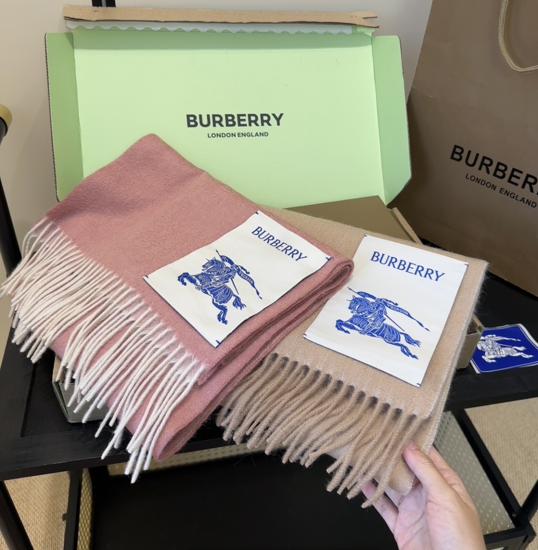 Burberry · 巴宝莉围巾❗️好看的要疯掉了，太有型太有魅力了❗️❗️非常斯文时尚的秋冬单品！真的