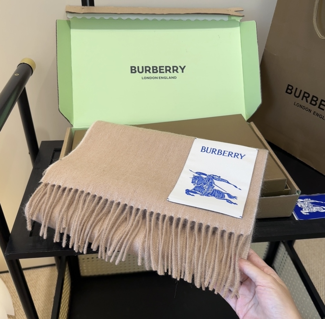 Burberry · 巴宝莉围巾❗️好看的要疯掉了，太有型太有魅力了❗️❗️非常斯文时尚的秋冬单品！真的