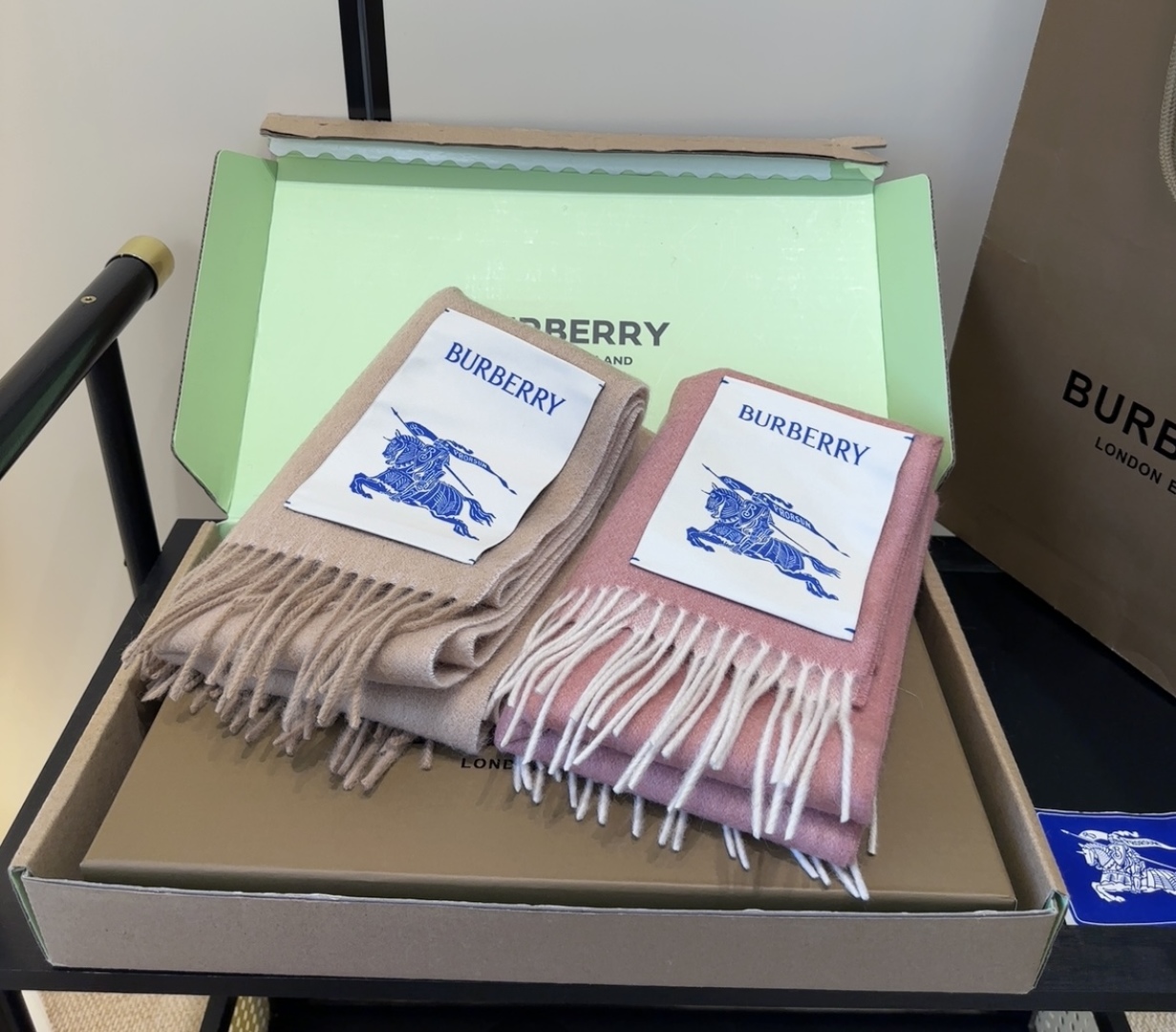 Burberry · 巴宝莉围巾❗️好看的要疯掉了，太有型太有魅力了❗️❗️非常斯文时尚的秋冬单品！真的
