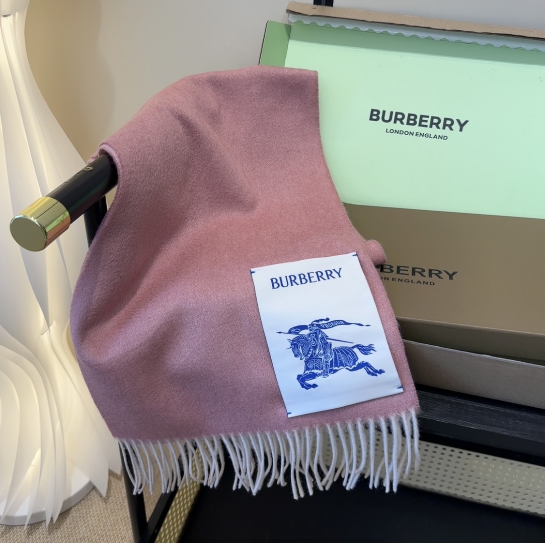 Burberry · 巴宝莉围巾❗️好看的要疯掉了，太有型太有魅力了❗️❗️非常斯文时尚的秋冬单品！真的