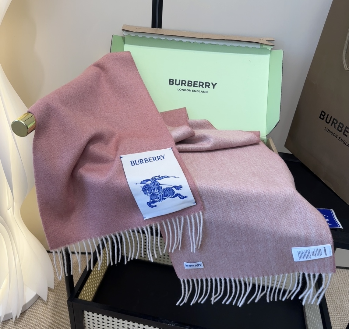 Burberry · 巴宝莉围巾❗️好看的要疯掉了，太有型太有魅力了❗️❗️非常斯文时尚的秋冬单品！真的