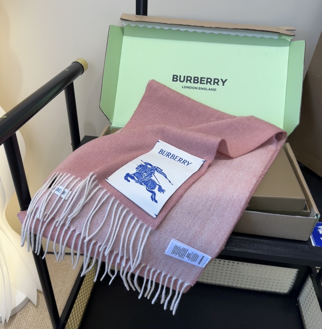 Burberry · 巴宝莉围巾❗️好看的要疯掉了，太有型太有魅力了❗️❗️非常斯文时尚的秋冬单品！真的