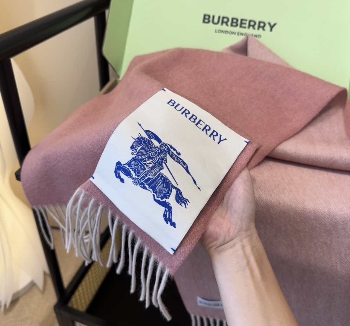 Burberry · 巴宝莉围巾❗️好看的要疯掉了，太有型太有魅力了❗️❗️非常斯文时尚的秋冬单品！真的