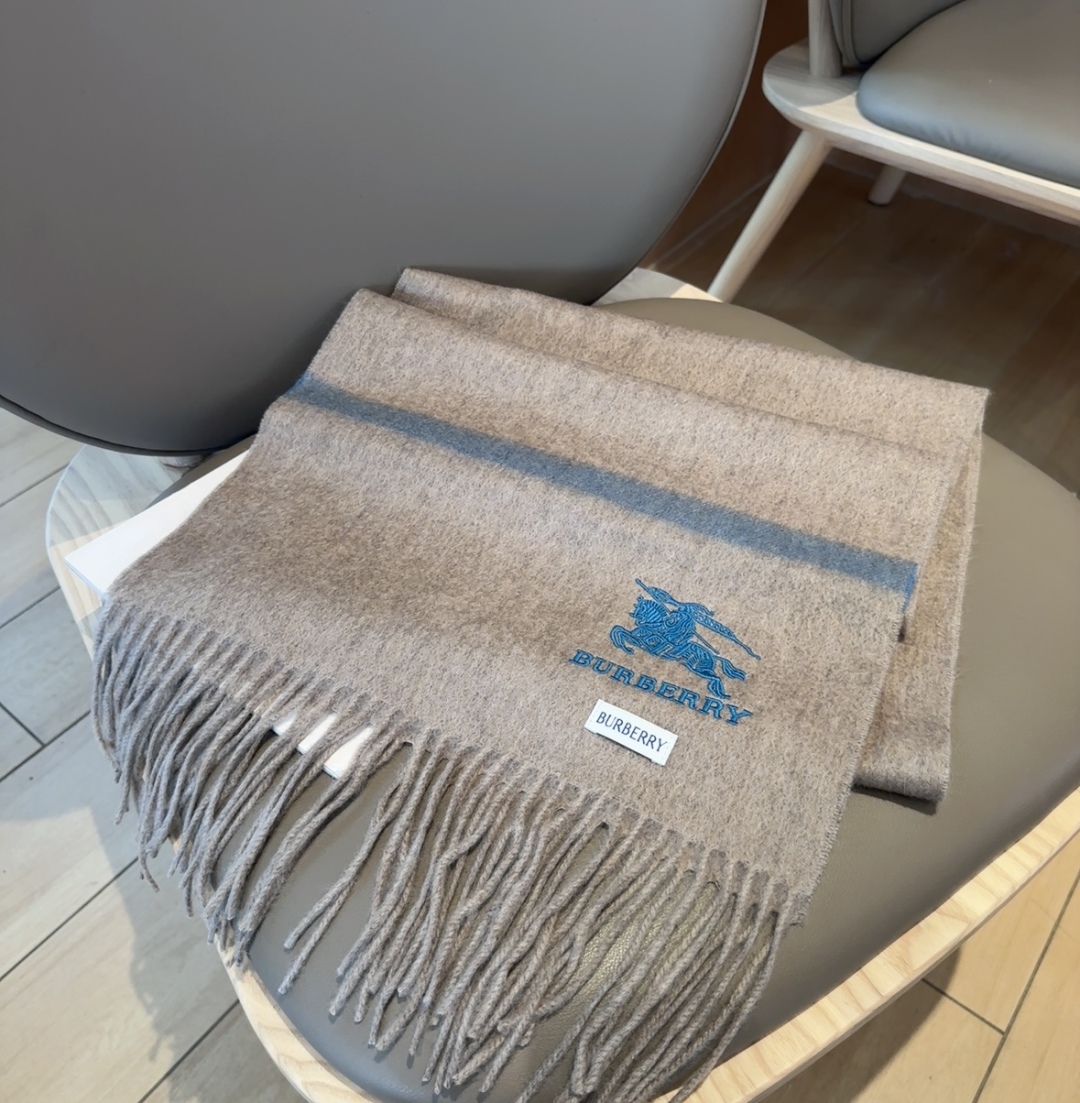 Burberry · 巴宝莉围巾❗️好看的要疯掉了，太有型太有魅力了❗️❗️非常斯文时尚的秋冬单品！真的