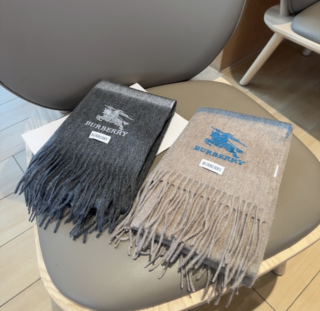 Burberry · 巴宝莉围巾❗️好看的要疯掉了，太有型太有魅力了❗️❗️非常斯文时尚的秋冬单品！真的