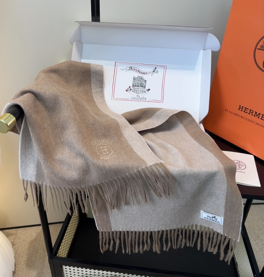 2025年Hermes · 爱马仕，难得一见的温柔配色，低调又不失优雅❗️】重点推荐❗️双边配色，一条围