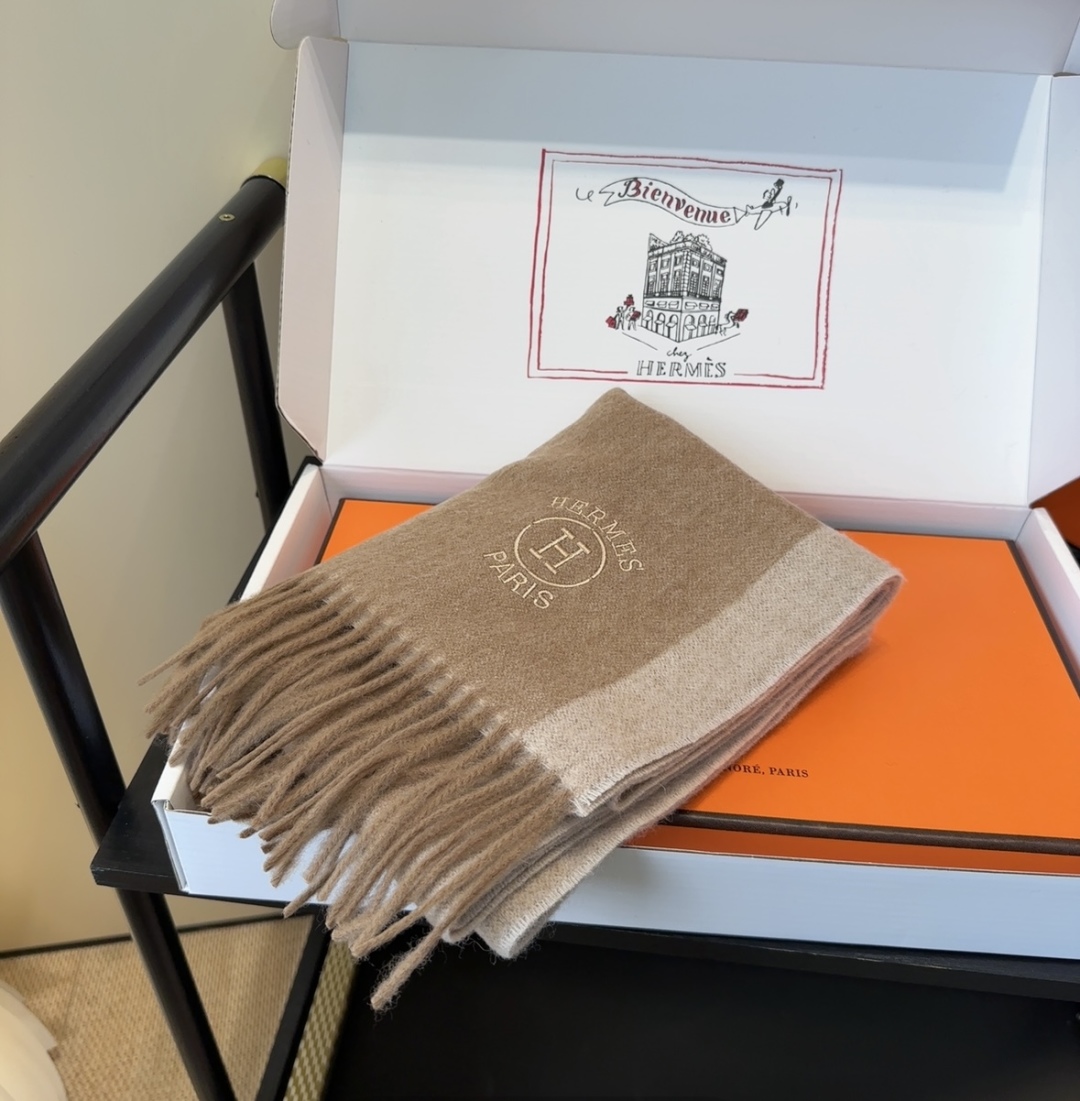 2025年Hermes · 爱马仕，难得一见的温柔配色，低调又不失优雅❗️】重点推荐❗️双边配色，一条围