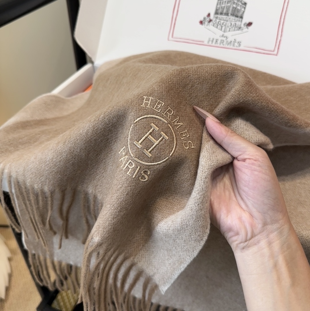 2025年Hermes · 爱马仕，难得一见的温柔配色，低调又不失优雅❗️】重点推荐❗️双边配色，一条围