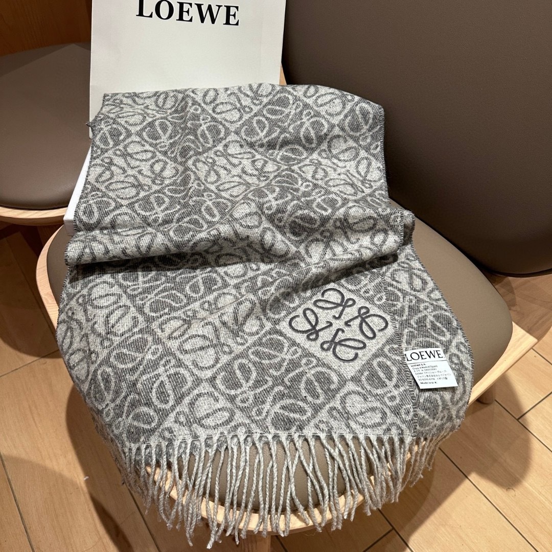高版植绒版本 · LOEWE罗意威新款最火围巾，双面羊毛和羊绒围巾，角落饰有 Anagram 簇绒刺绣L