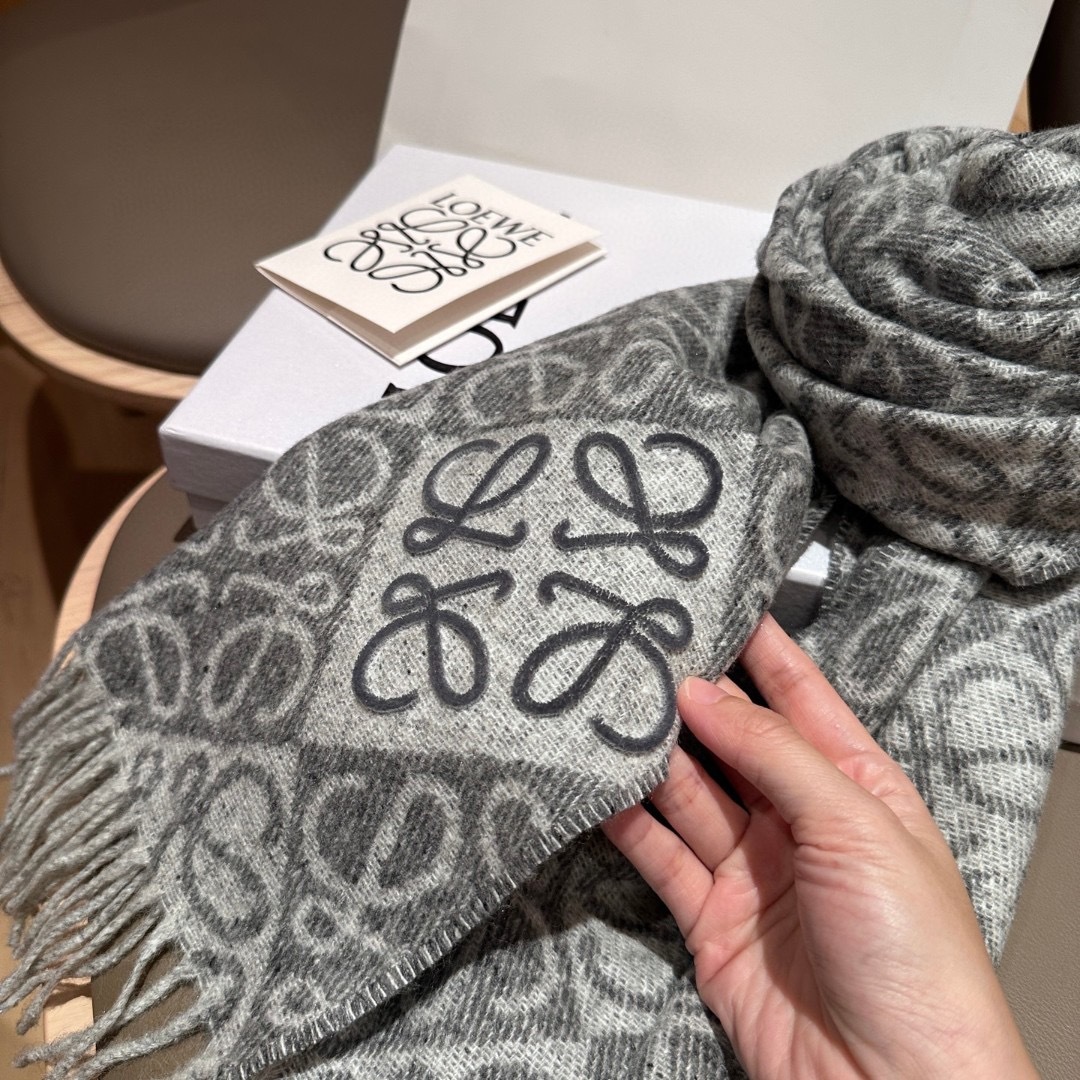 高版植绒版本 · LOEWE罗意威新款最火围巾，双面羊毛和羊绒围巾，角落饰有 Anagram 簇绒刺绣L