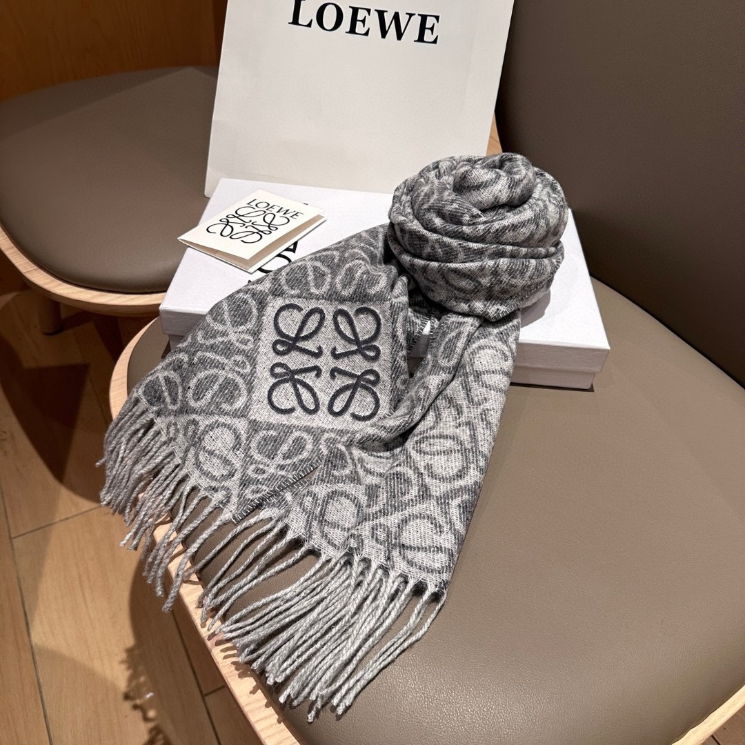 高版植绒版本 · LOEWE罗意威新款最火围巾，双面羊毛和羊绒围巾，角落饰有 Anagram 簇绒刺绣L