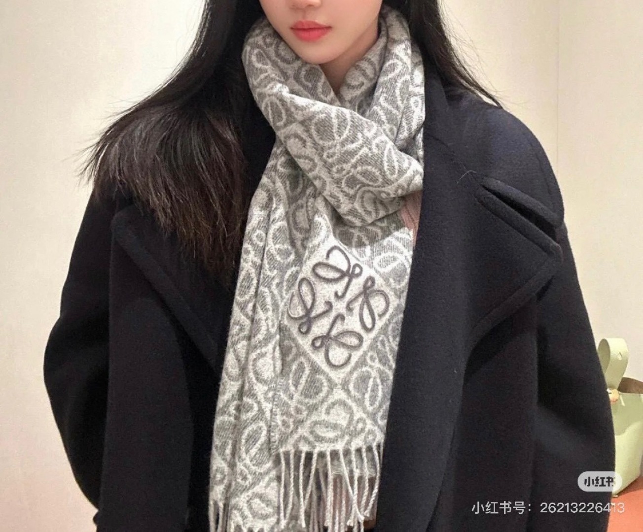 高版植绒版本 · LOEWE罗意威新款最火围巾，双面羊毛和羊绒围巾，角落饰有 Anagram 簇绒刺绣L