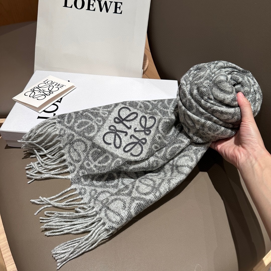 高版植绒版本 · LOEWE罗意威新款最火围巾，双面羊毛和羊绒围巾，角落饰有 Anagram 簇绒刺绣L