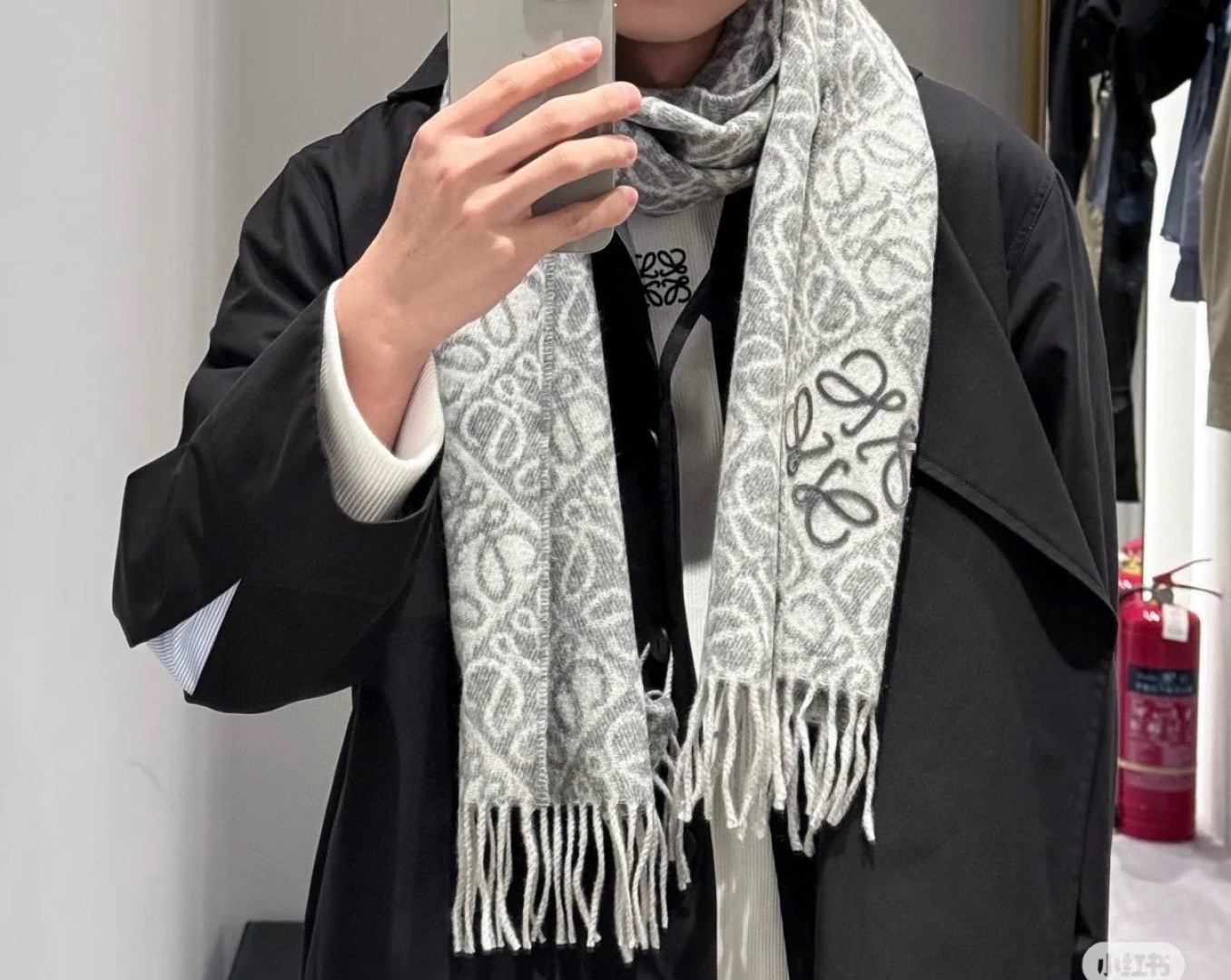 高版植绒版本 · LOEWE罗意威新款最火围巾，双面羊毛和羊绒围巾，角落饰有 Anagram 簇绒刺绣L