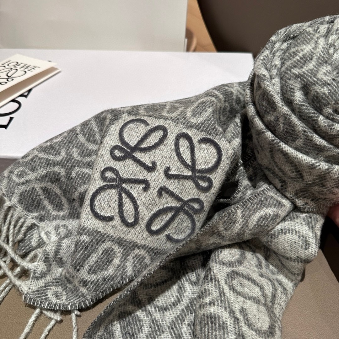 高版植绒版本 · LOEWE罗意威新款最火围巾，双面羊毛和羊绒围巾，角落饰有 Anagram 簇绒刺绣L