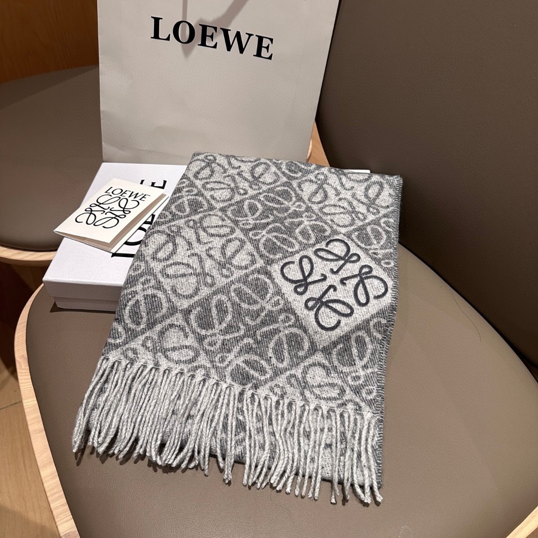 高版植绒版本 · LOEWE罗意威新款最火围巾，双面羊毛和羊绒围巾，角落饰有 Anagram 簇绒刺绣L