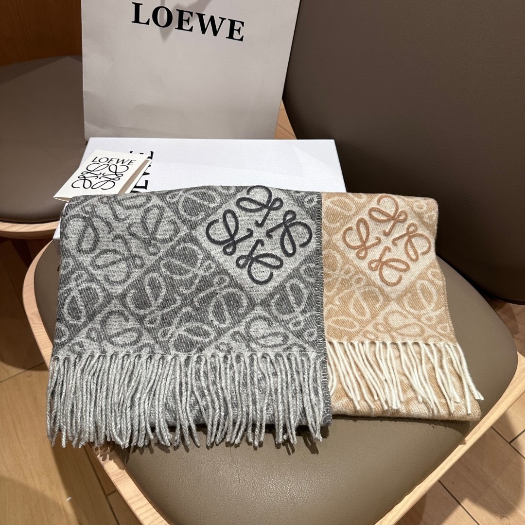 高版植绒版本 · LOEWE罗意威新款最火围巾，双面羊毛和羊绒围巾，角落饰有 Anagram 簇绒刺绣L