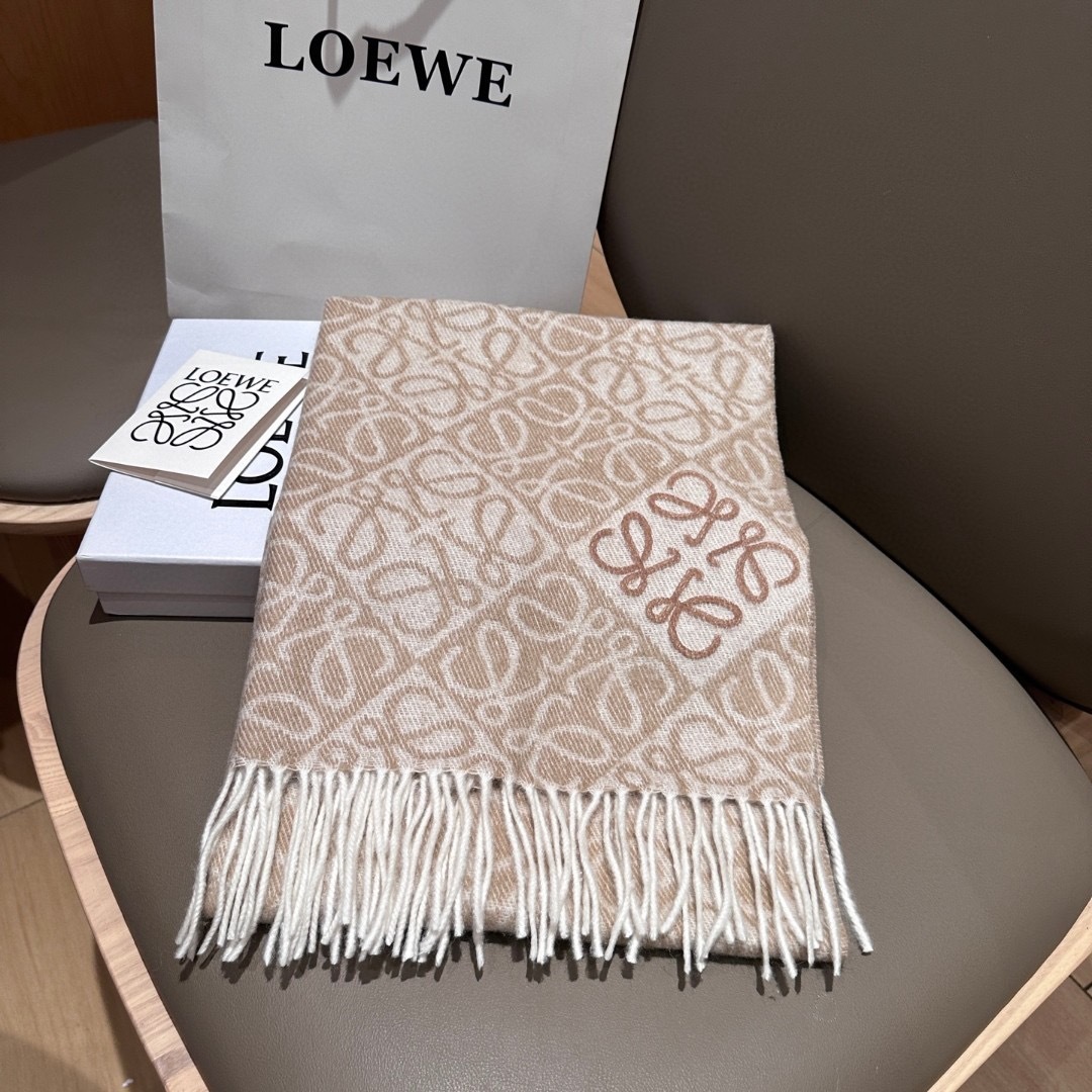 高版植绒版本 · LOEWE罗意威新款最火围巾，双面羊毛和羊绒围巾，角落饰有 Anagram 簇绒刺绣L