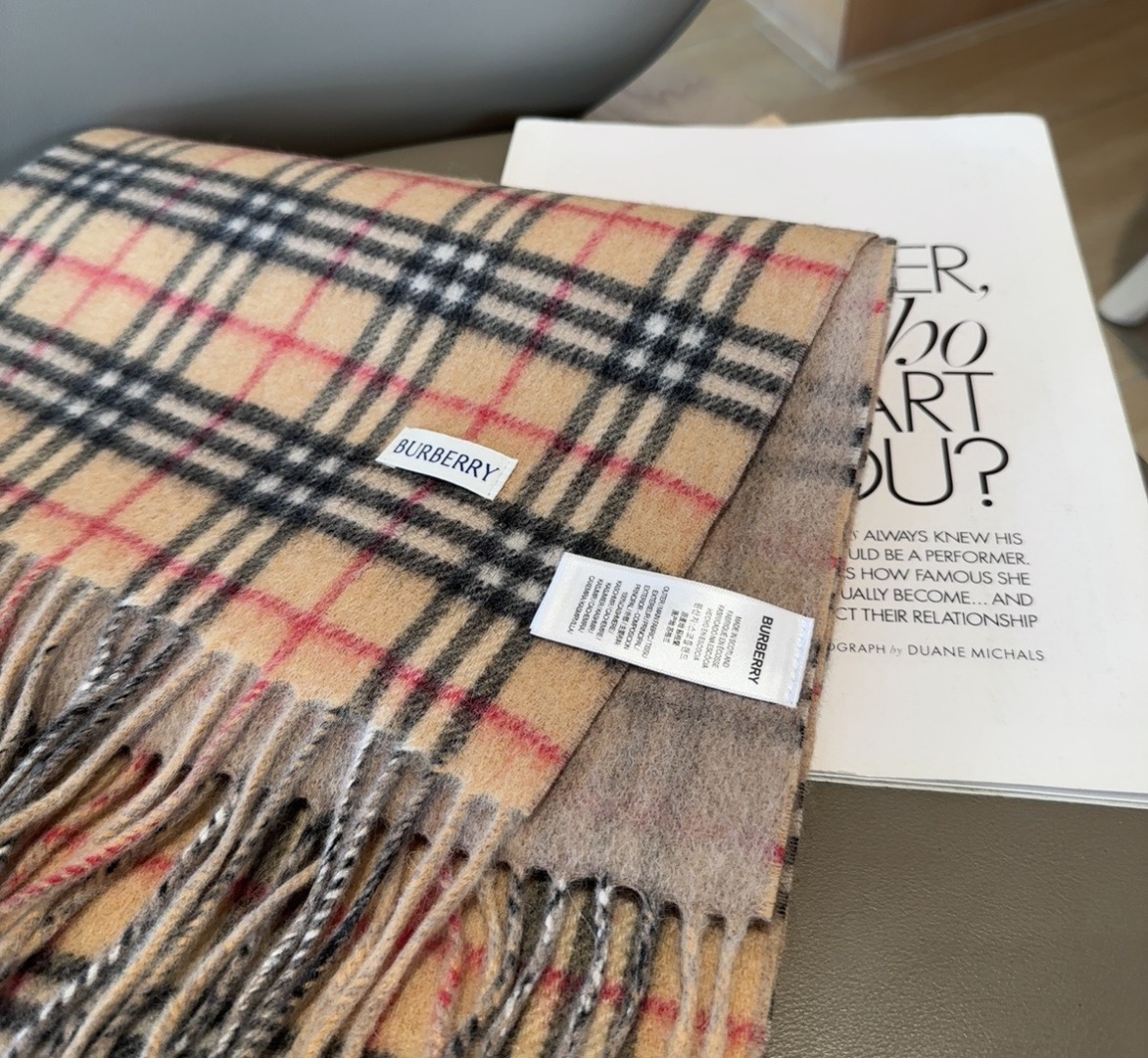 Burberry英伦风典藏款双面围巾❗️【HK外贸尾单 · 这才叫真正的家属福利】‼️这款羊绒围巾的面料