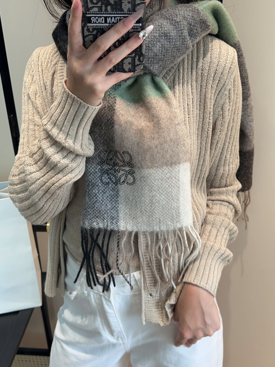 【▪Loewe · 罗意威难得一见的温柔配色，低调又不失优雅❗】重点推荐❗双面配色，一条围巾两种风格搭配