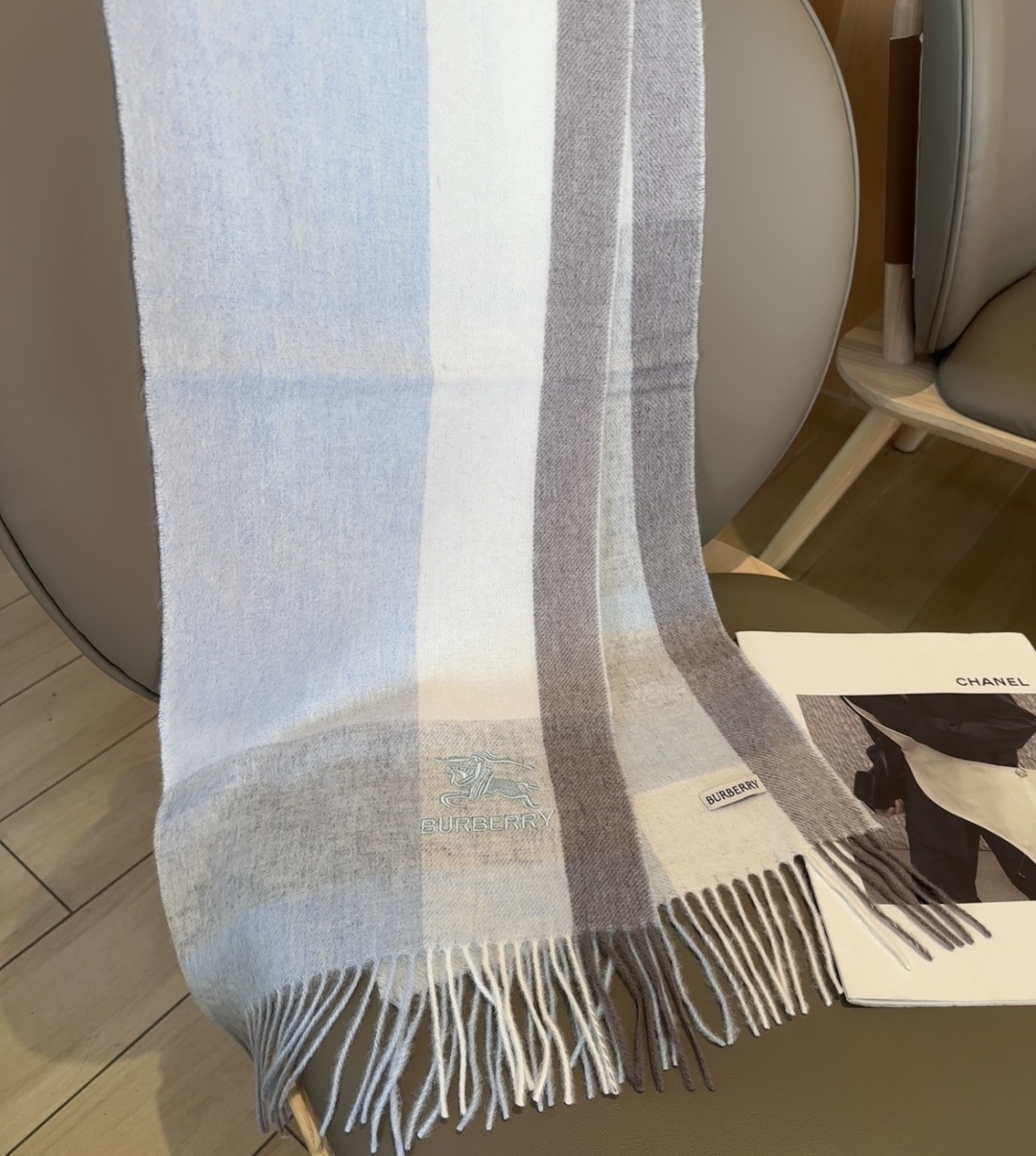 Burberry · 巴宝莉围巾❗️好看的要疯掉了，太有型太有魅力了❗️❗️非常斯文时尚的秋冬单品！真的