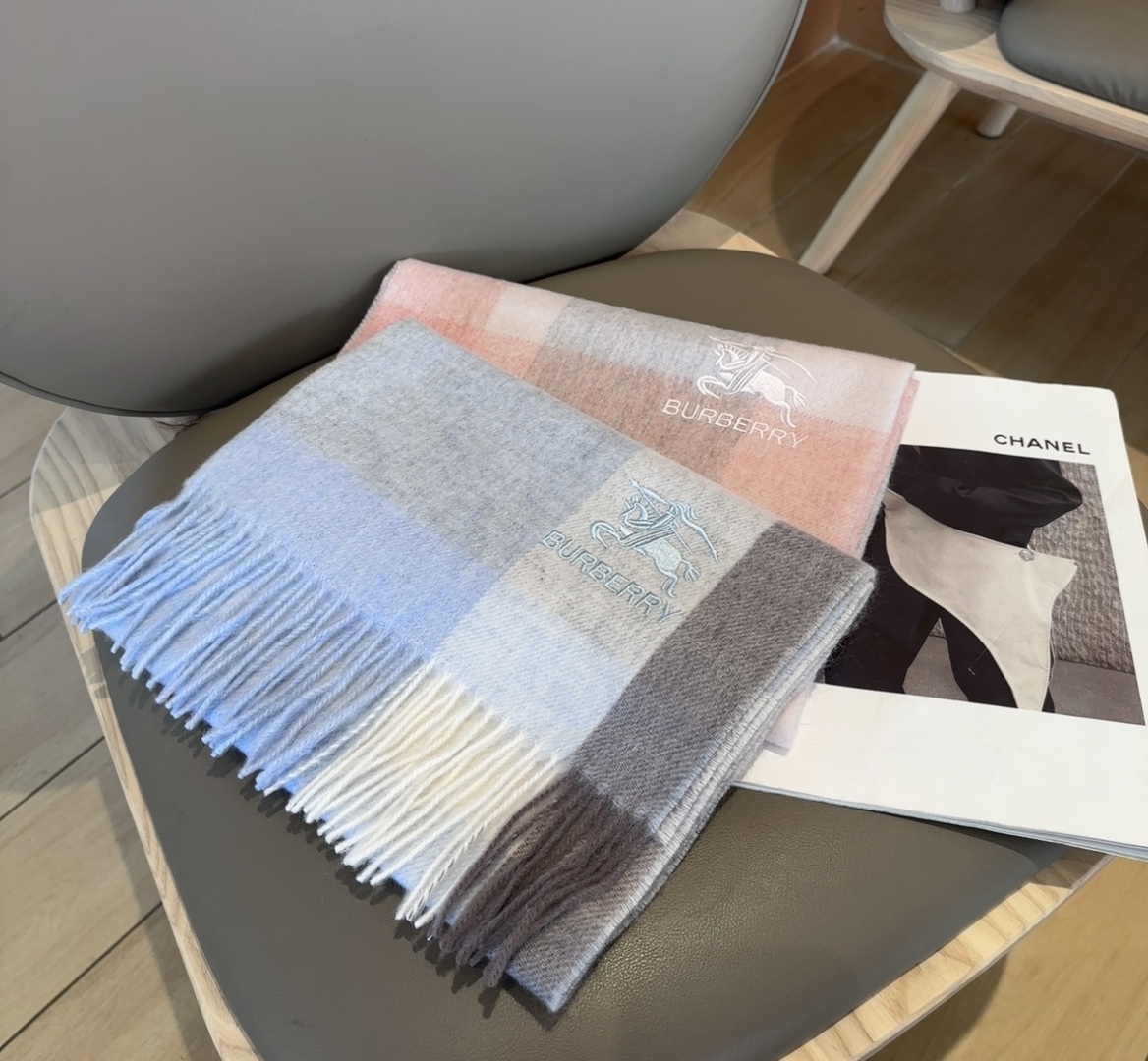 Burberry · 巴宝莉围巾❗️好看的要疯掉了，太有型太有魅力了❗️❗️非常斯文时尚的秋冬单品！真的