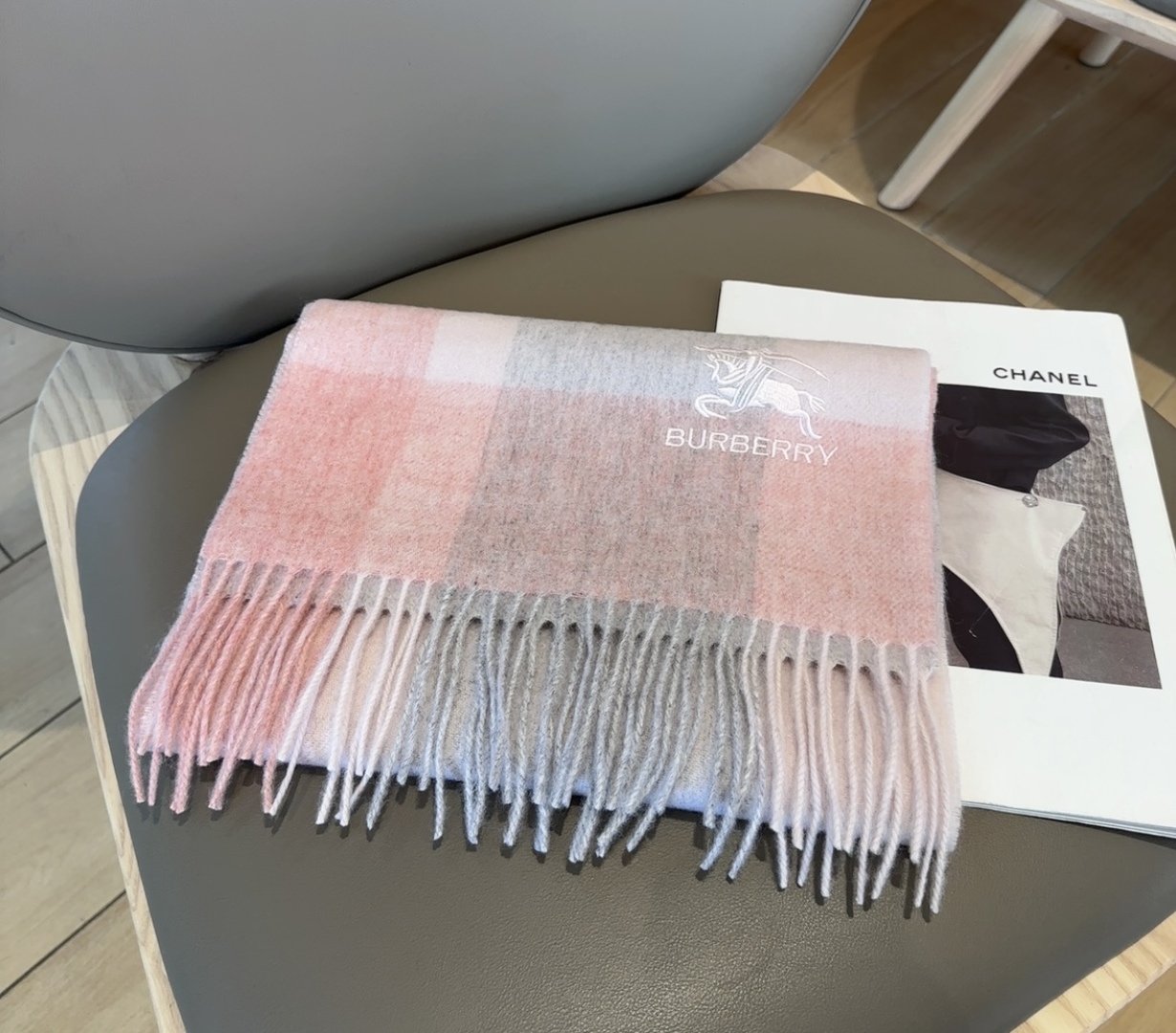 Burberry · 巴宝莉围巾❗️好看的要疯掉了，太有型太有魅力了❗️❗️非常斯文时尚的秋冬单品！真的